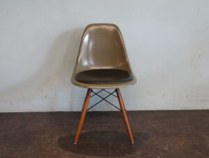 Eames Fiberglass Side Chair DSW