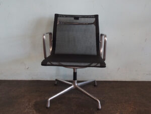 Armlehnstuhl Alu Chair EA 107